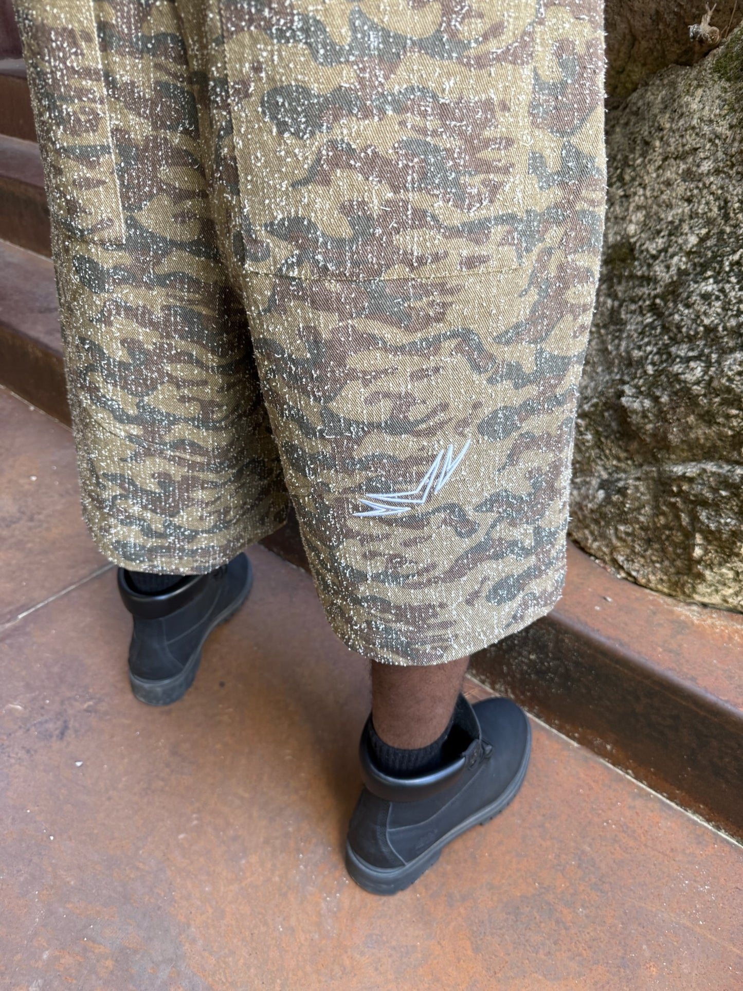 WORN CAMO JORT (BROWN)