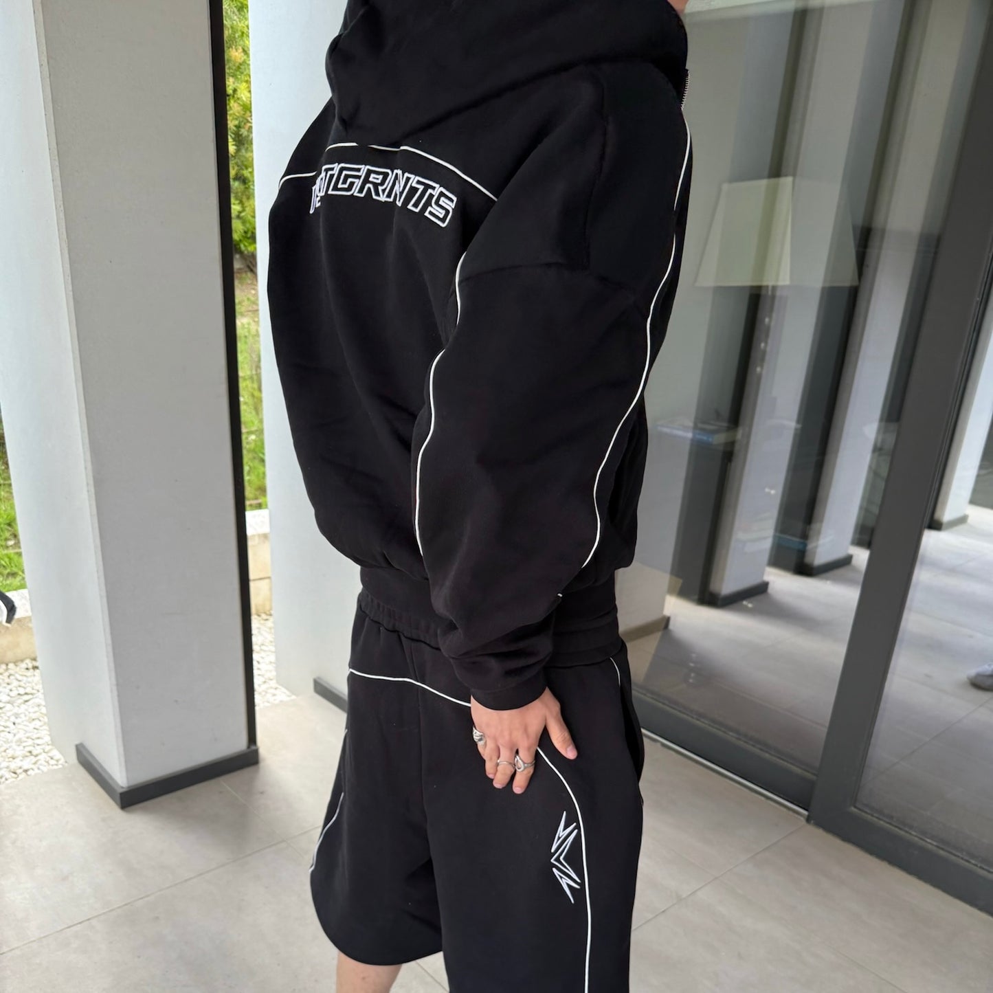 OUTLINE JACKET TRACK (BLACK)