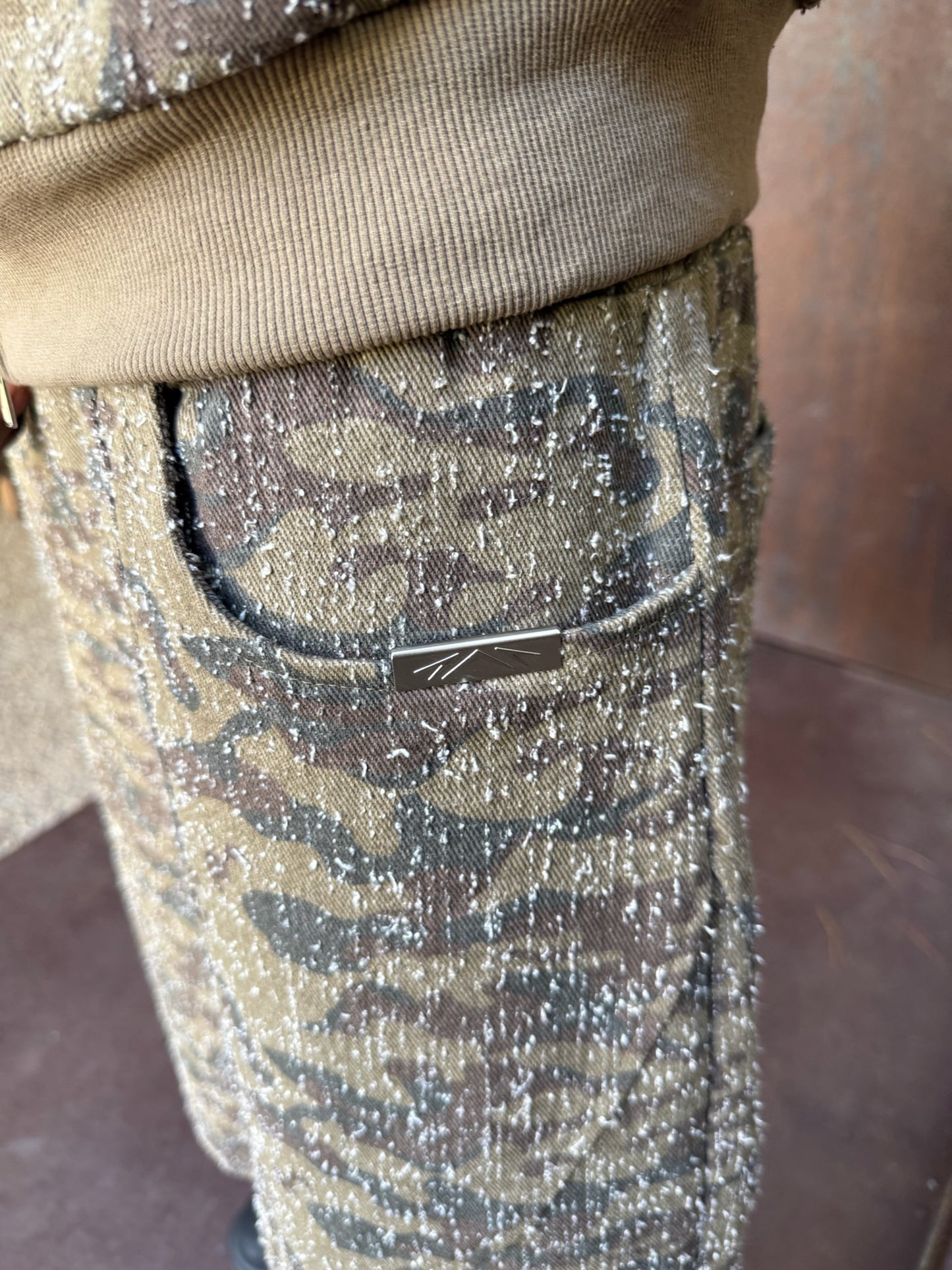 WORN CAMO JORT (BROWN)